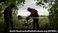 La începutul acestui an, oficialii ucraineni au anunțat o nouă inițiativă, „Linia dronelor”, care vizează restructurarea unor unități militare și prioritizarea tacticii dronelor pe câmpul de luptă. 