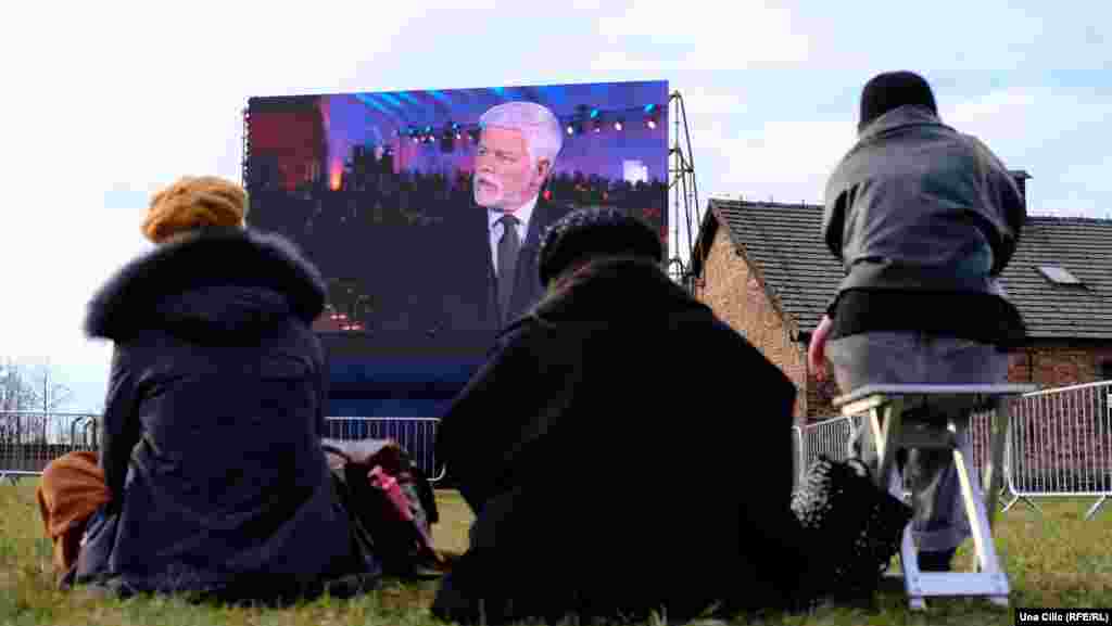 Centralna manifestacija održana je pod&nbsp;ogromnim šatorom postavljenim iznad kapije i željezničke pruge na mjestu nekadašnjeg logora.&nbsp;