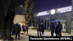 Сторонники активиста и автора сатирического паблика Qaznews24 Темирлана Енсебека у здания полиции, где проходил суд об избрании меры пресечения. Алматы, 18 января 2025 года