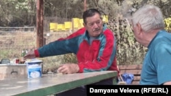 Стефан Рангелов (вляво) със своя съсед, 28 юли 2025 г.