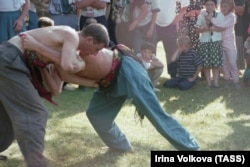 Lupte între bărbați la un festival din Daghestan, Rusia, în 1996.