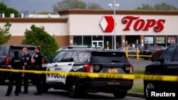 Policija na mestu pucnjave ispred supermarketa "Tops" u Bafalu, SAD, 14. maj 2022.
