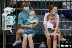 Mame și copii internați, evacuați după atacul rusesc asupra spitalului Ohmatdit, cel mai mare spital pentru copiii bolnavi de cancer din Ucraina.