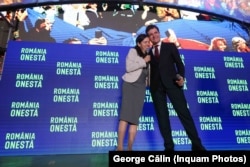 Candidatul independent la președinție Nicușor Dan și partenera lui, Mirabela Grădinaru, la mitingul de pe 11 mai din Piața Victoriei, București.