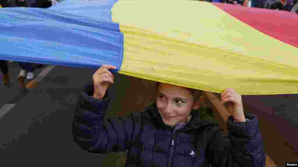 A szélsőjobboldali Simion is elismerően nyilatkozott korábban a magyar kormányfőről: „sok tekintetben Orbán Viktor lépéseit szeretném követni. Természetesen vannak vörös vonalak, és az álláspontunk eltér néhány kérdésben. De Orbán Viktor bebizonyította, hogy a családokért, a népesség megtartásáért és a kereszténységért harcolt az uniós intézményekben" – mondta korábban az AUR elnökjelöltje az Euronews-nak.A képen az EU melletti felvonulás Bukarestben május 9-én, Európa napján