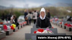 Një ceremoni përkujtimore te varrezat në Mejë. Prill, 2021.