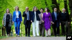 Victoria Nuland, državna podsekretarka SAD i ministri vanjskih poslova: Velike Britanije Elizabeth Truss, Francuske Jean-Yves Le Drian, Kanade Melanie Joly, Japana Hayashi Yoshimasa, Njemačke Annalena Baerbock, Italije Luigi Di Maio i šef diplomatije EU Josep Borrell 