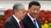 Kasîm-Jomart Tokaev (stânga) și Xi Jinping se întâlnesc la Beijing în 2019.