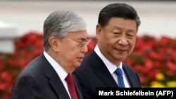 Președintele Chinei Xi Jinping și președintele kazac Kasâm Jomart Tokaev. în timpul unei ceremonii de bun venit la Marea Sală a Poporului din Beijing, 11 septembrie 2019
