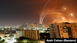 Система ПРО "Железный купол" перехватывает ракеты, выпущенные из сектора Газа по Израилю