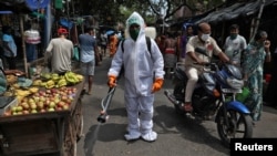 India - campanie de dezinfectare a unei piețe.