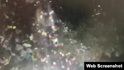 Толпа людей у дома, где жил предполагаемый похититель пятилетней девочки, подозреваемый в изнасиловании. Город Сатпаев Карагандинской области, 24 июля 2020 года.