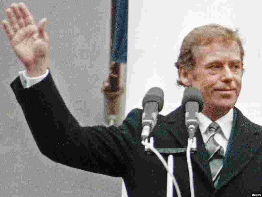 ჩეხოსლოვაკიის ახალარჩეული პრეზიდენტი ვაცლავ ჰაველი მოქალაქეებს ხვდება პრაღის ციხე-სიმაგრეში 1989 წლის 29 დეკემბერს.