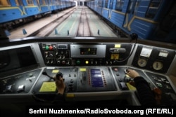 Vezérlőpult a kijvei metrószerelvényben