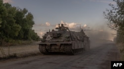 Ukrajina je prvu ofnazivu u Kurskoj oblasti pokrenula u avgustu. Na fotografiji ukrajinsko oklopno vozilo blizu granice s Rusijom, 12. avgust 2024.