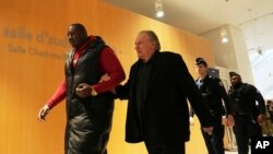 Actorul Gerard Depardieu, venind în sala de audieri a unui tribunal de la Paris pe 27 martie 2025, în timpul procesului său de agresare sexuală