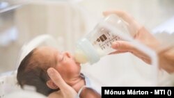 A magyarországi meddő párok általában szőke, fehér bőrű gyermeket akarnak örökbe fogadni. Ha nyitottabbak lennének, hamarabb kaphatnának újszülöttet. Így viszont éveket várhatnak babára. 