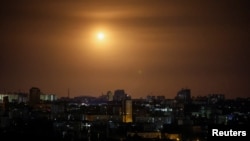 Eksplozija drona na nebu iznad Kijeva tokom masovnog udara ruskih dronova, 31. jula 2024.