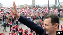 Президент Башар Асад вітає свої прихильників в Дамаску, 11 січня 2012 року