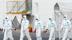 Японските власти са дислоцирали многоброен цивилен и военен персонал около кораба, но пасажерите не знаят какво се случва