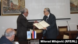 Predsjednik ANU RS Rajko Kuzmanović uručuje povelju počasnog člana predsjedniku Srpske akademije nauka i umjetnosti Vladimiru Kostiću