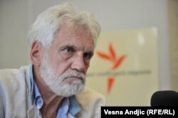 Razočaranost ili apatija dela opozicionih birača uticali su na rezultat lokalnih izbora, kaže profesor beogradskog Fakulteta političkih nauka Zoran Stojiljković.