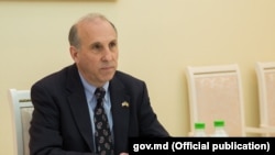 James Pettit, ambasadorul Statelor Unite la Chişinău