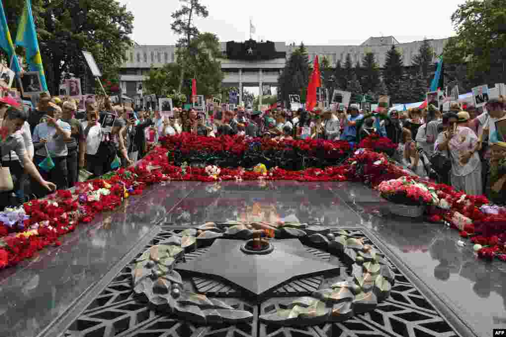 Шеру 28 гвардияшы-панфиловшылар саябағына жетіп, мәңгілік алауға гүл қоюмен бітті.