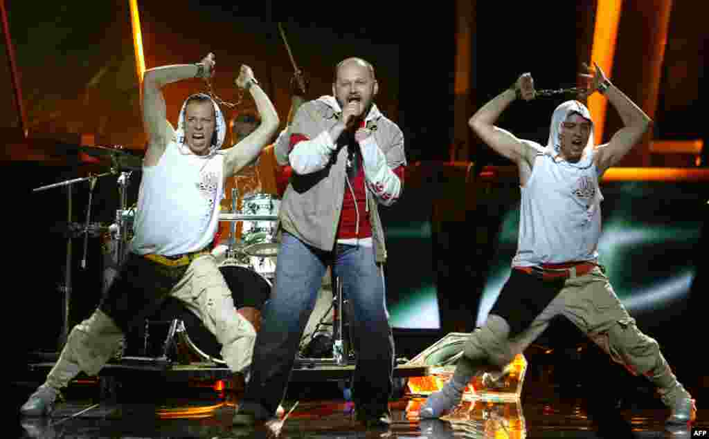 Ukrajinski bend GreenJolly postao je poznat nakon što je njihova pesma &quot;Razom nas bahato&quot; (&quot;Together We Are Many&quot;) postala nezvanična himna prodemokratske Narandžaste revolucije 2004. Bend je izveo istu pesmu kada je izabran za predstavnika Ukrajine 2005. godine za šta su dobili dva poena od Rusije.