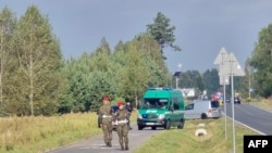 Forțe de ordine închizând accesul publicului într-o zonă unde fusese doborâtă o dronă, la Czosnowka, în Polonia, pe 10 septembrie.