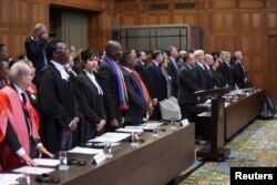 Delegacionet e Afrikës së Jugut dhe ata të Izraelit gjatë seancës në Gjykatën Ndërkombëtare të Drejtësisë në Hagë mbi akuzat e Afrikës së Jugut se Izraeli po kryen gjenocid në Gazë, 11 janar 2024.