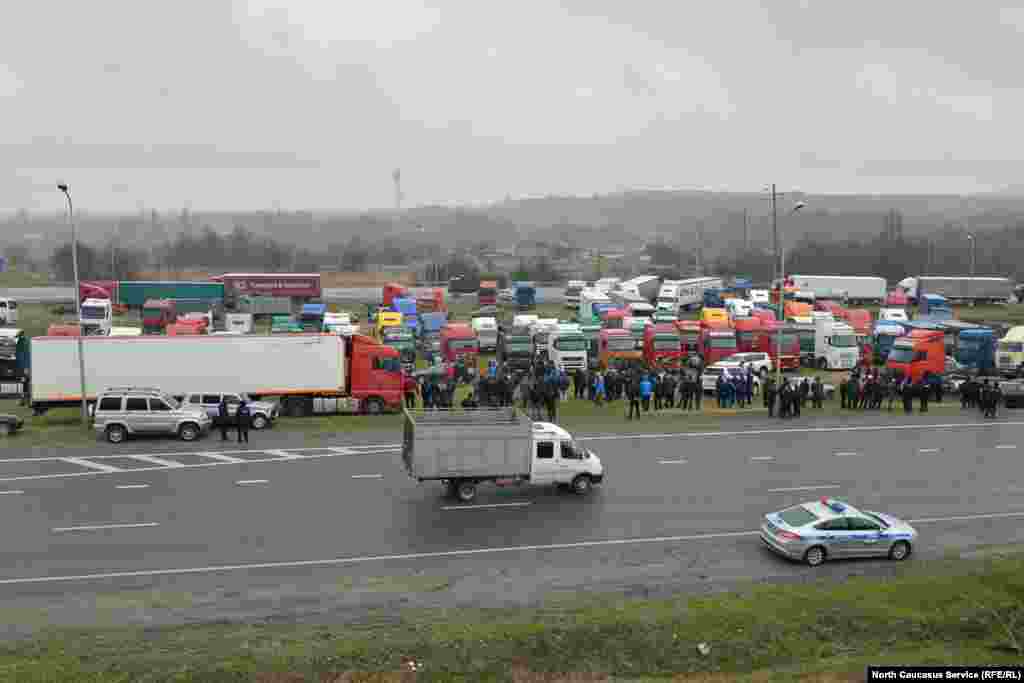 Фуры собрались около селения Карджин Кировского района Северной Осетии. Село Карджин находится недалеко административной границы с соседней Кабардино-Балкарией.
