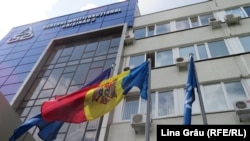 Actuala lege a cetățeniei permite depunerea cererilor inclusiv prin intermediari, la oficiile Agenției Servicii Publice sau la misiunile diplomatice. Deputații vor să schimbe această regulă.