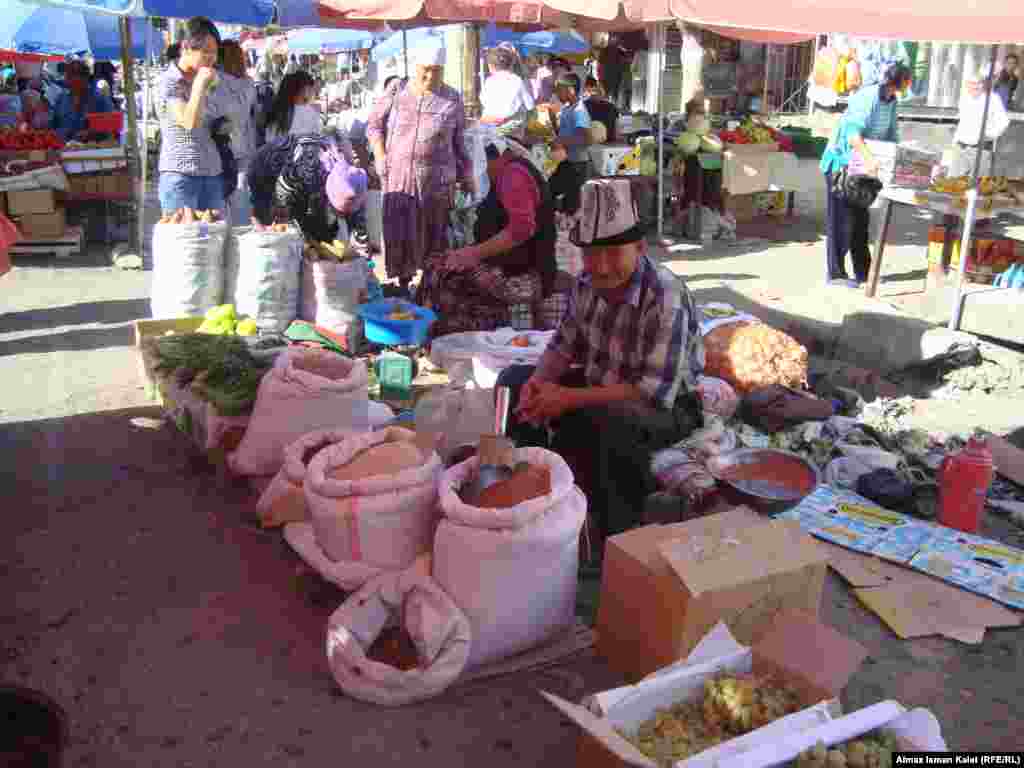 Торговцы предпочитают торговать на проезжей части у центрального рынка