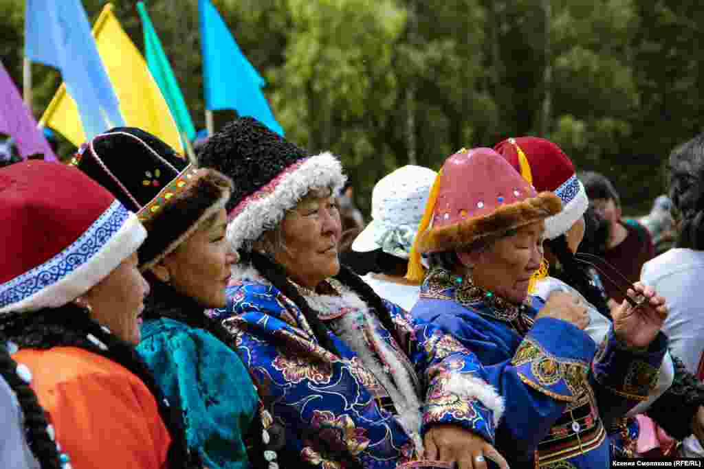 В переводе с тюркских языков кок бору означает "синий волк", поскольку, по одной из версий, характер игры напоминает древнюю охоту на волка – всадники догоняли его, убивали ударом дубинки по голове, а тушу крепили к седлу
