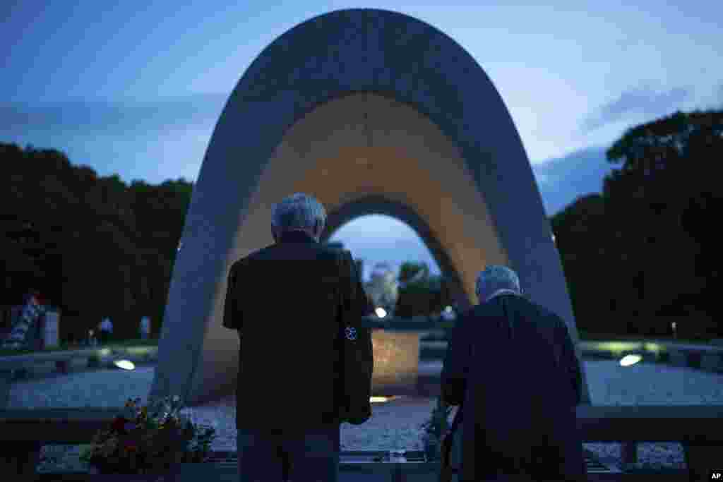Ljudi se mole za žrtve atomske bombe ispred Memorijalnog kenotafa pred komemoraciju povodom 80. godišnjice američkog atomskog bombardiranja Hirošime u Drugom svjetskom ratu, u srijedu, 6. avgusta 2025. godine, u Japanu.