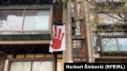 Otisak krvave šake - što je postala parola protesta koji se organizuju nakon pogibije 15 ljudi u padu nadstrešnice Železničke stanice - na Filozofskom fakultetu u Novom Sadu, 22. 11. 2024.
