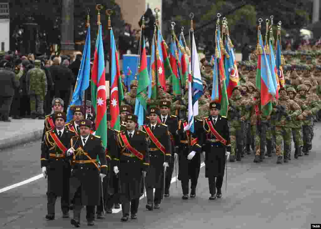 Азербејџанските војници маршираат во формација за време на воената парада по повод крајот на воениот конфликт во Нагорно Карабах.