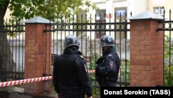 Полиция у эвакуированной школы в Екатеринбурге, архивное фото