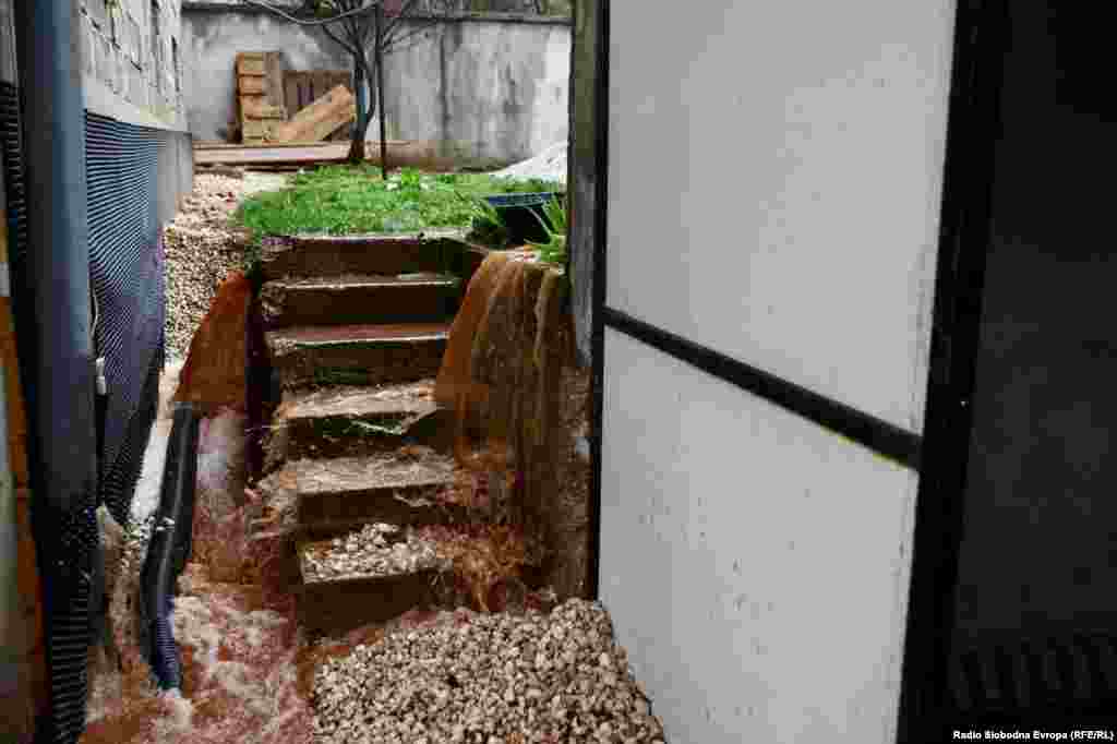 Poplavljena su brojna dvorišta u sarajevskom naselju Širokača, ali mještani najviše strahuju od aktiviranja klizišta iznad njihovih kuća. 