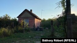 A Kauzsay-tanyán összesen két utca van: a Jókai és a Mohos. A Mohos utcában már csak három ingatlan lakott. A többi ház már összedőlt.