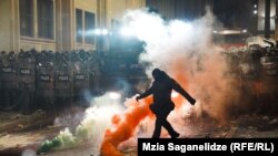 სპეცრაზმელები საქართველოს პარლამენტთან. 2024 წლის 29 ნოემბერი