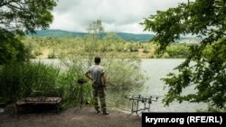 Рыбак на пруду в долине реки Улу-Узень. Алушта, архивное фото