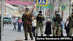 Наличие большого скопления сотрудников силовых структур, которые охраняли подходы к зданию правительства, вызывало негодование многих цхинвальцев