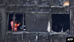 Пожежники на місці згорілої квартири у Ґренфелл-тауер, 16 червня 2017 року 