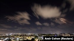 Az izraeli rakétaelhárító rendszer elfogja a rakétákat, ahogy Askelónból látható 2024. október 1-jén