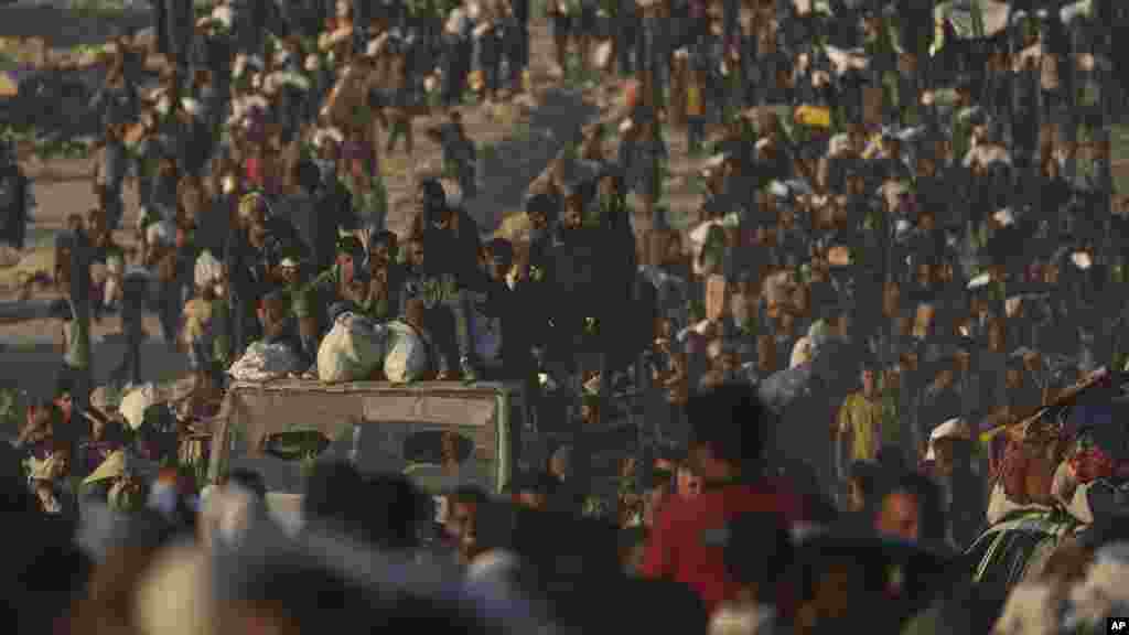 A közlemény megjegyezte, hogy mióta Izrael bejelentette, hogy engedélyezi a sátrak és más lakhatási eszközök behozatalát a Gázai övezetbe, körülbelül 10 000 darabot szállítottak le, ami a szükséges 250 000 sátornak csak kb. 4 százalékát teszi ki