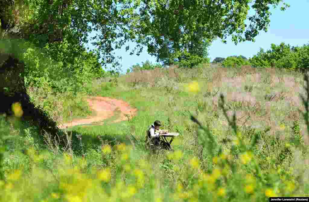 Đulio Đovani uči na tabletu na brdu u blizini svog rodnog grada Skansano u centralnoj Italiji.&nbsp; On se svakog dana penje na vrh tog brda kako bi uhvatio stabolan 3G signal i prisustvovao onlajn lekcijama koje organizuje njegov profesor.&nbsp; 