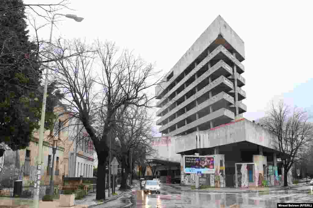 &ldquo;Staklena banka&rdquo;; riječ je o objektu Privredne banke Sarajevo, izgrađenom neposredno uoči rata 1992. godine, koji je u vrijeme prije sukoba i ostakljen i u to vrijeme bila je jedna od najsavremenijih zgrada; iako je Vlada entiteta Federacija BiH prije tri godine kupila taj objekat za smještaj pet ministarstava koja po ustavu FBIH imaju sjedište u Mostaru, on još uvijek nije obnovljen. &nbsp;