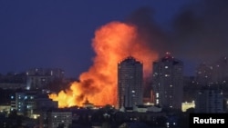 Tűz és füst száll fel egy orosz dróntámadás után Kijevben, 2025. június 6-án